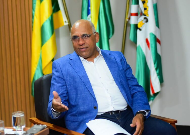 Prefeito recua e revoga exoneração de quase 2 mil comissionados