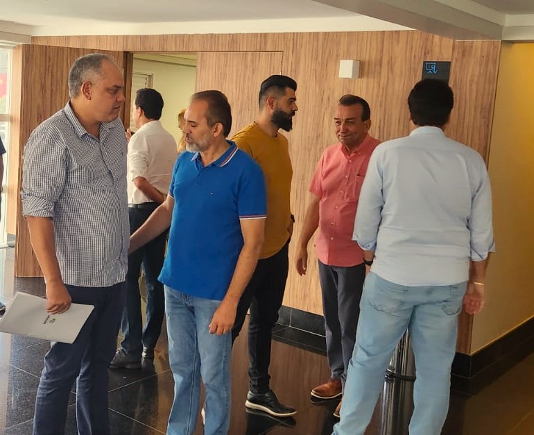 Autoridades e lideranças políticas foram recebidas pelo prefeito de Aparecida para reuniões durante a manhã | Foto: