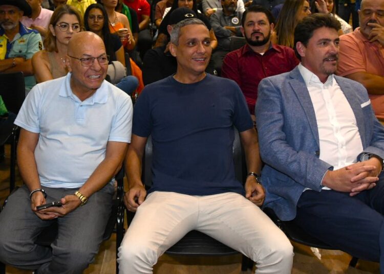 Professor Alcides, Gustavo Gayer e Wilder Morais | Foto: Folha Z