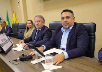 Prefeito Vilmar Mariano e André Fortaleza: clima de paz em prestação de contas | Foto: Câmara Municipal de Aparecida de Goiânia