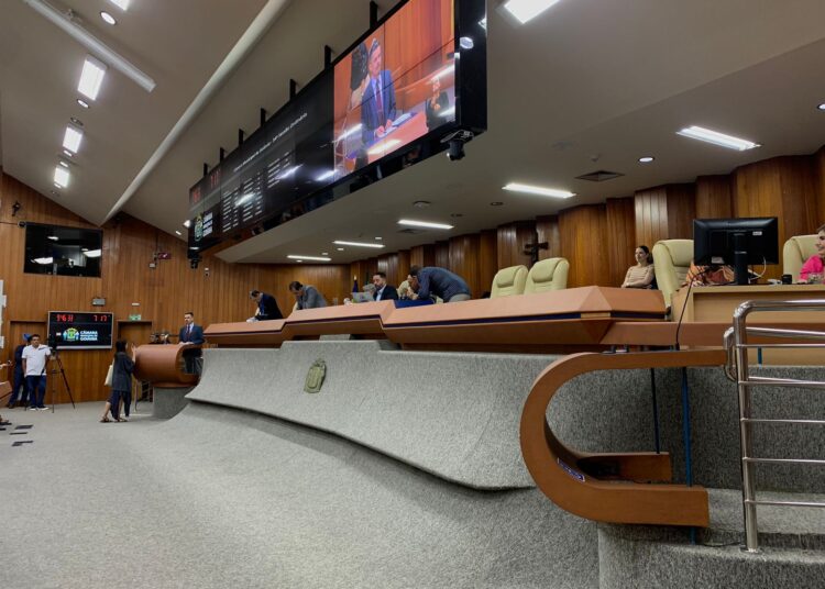 Fabricio discursou à direita da mesa diretora | Foto: Folha Z