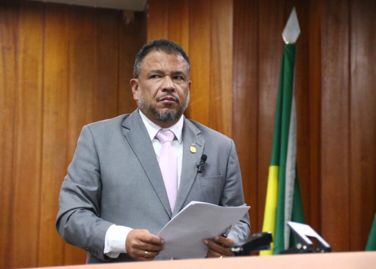 Vereador assume cadeira na Câmara com plenário cheio de policiais penais