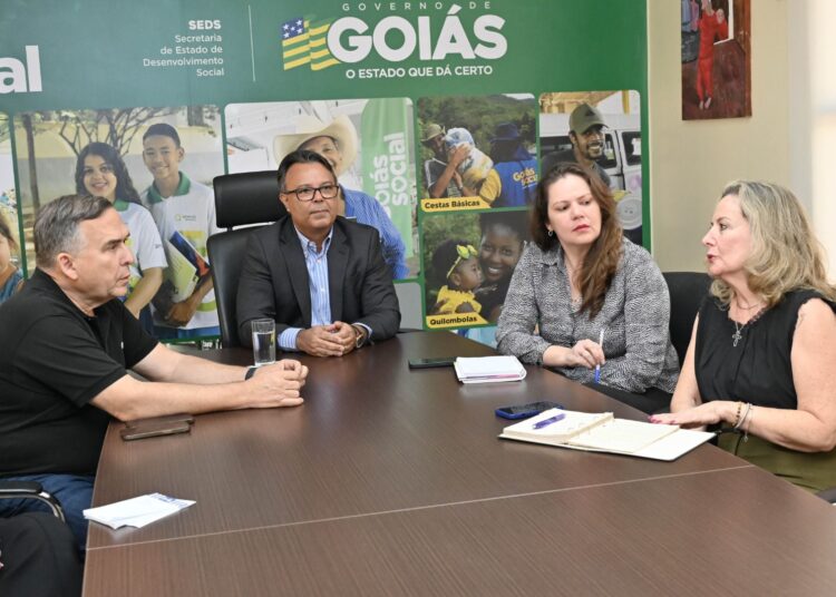 Sandro Mabel e secretários do governo estadual | Foto: Divulgação