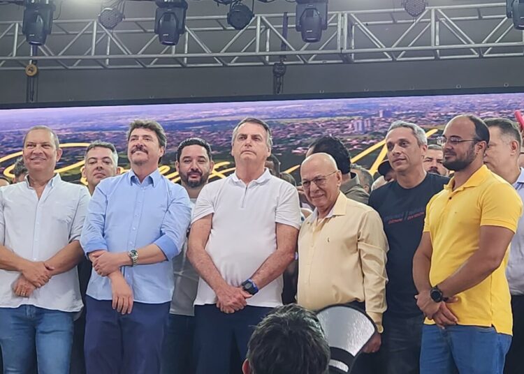 Professor Alcides e o ex-presidente Jair Bolsonaro | Foto: Folha Z