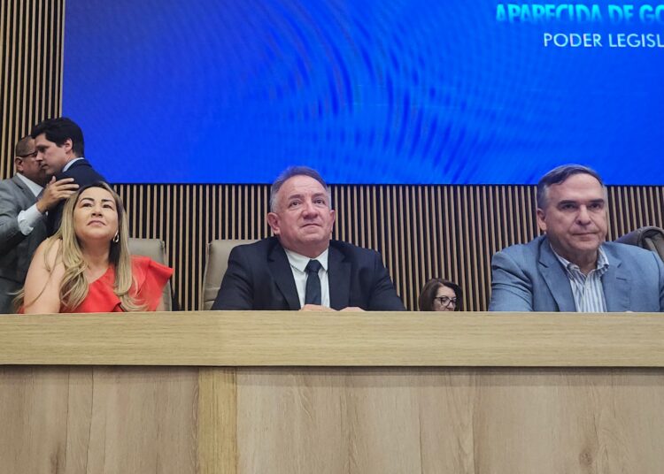 Vilmar Mariano, ao lado da esposa, Sulnara Santana, e de Sandro Mabel | Foto: Folha Z