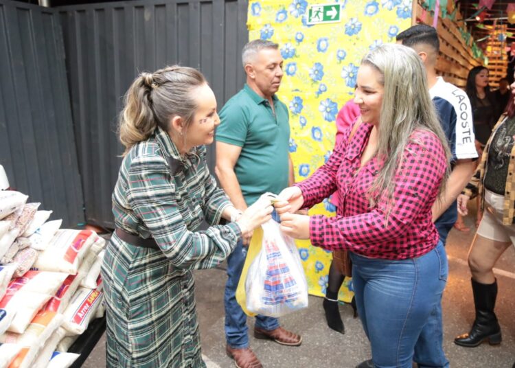 Camila Rosa durante Festa do Milho com feirantes | Foto: Divulgação