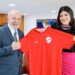Lula recebeu a camiseta colorada da vereadora Aava Santiago | Foto: Presidência