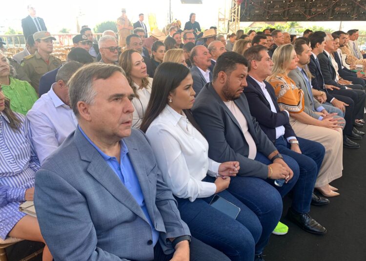 Pré-candidatos se dividem para missas de encerramento da Festa do Divino Pai Eterno; VEJA QUEM marcou presença