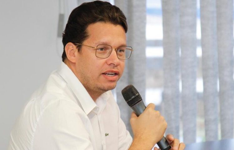 Quer receber notícias dos bastidores da política de Aparecida? Você está convidado a fazer parte de um grupo altamente bem informado sobre os rumos da cidade! **Mande uma mensagem para o **WhatsApp da Folha Z e se cadastre para ter as matérias especiais da Folha Z direto do seu celular. É só adicionar o telefone do jornal à sua agenda e mandar o seu nome e a seguinte mensagem: “quero notícias da política de Aparecida”.