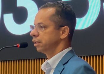 Vereador Isaac Martins durante sessão na Câmara de Aparecida | Foto: Reprodução / Redes sociais