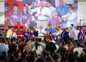 Quer receber notícias dos bastidores da política de Aparecida? Você está convidado a fazer parte de um grupo altamente bem informado sobre os rumos da cidade! **Mande uma mensagem para o **WhatsApp da Folha Z e se cadastre para ter as matérias especiais da Folha Z direto do seu celular. É só adicionar o telefone do jornal à sua agenda e mandar o seu nome e a seguinte mensagem: “quero notícias da política de Aparecida”.