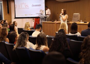 Dra. Lana Bezerra durante palestra na Câmara de Aparecida | Foto: Marcelo Silva