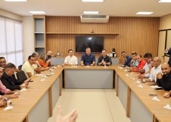 Leandro, Gustavo e Gilsão em reunião com vereadores | Foto: Marcelo Silva