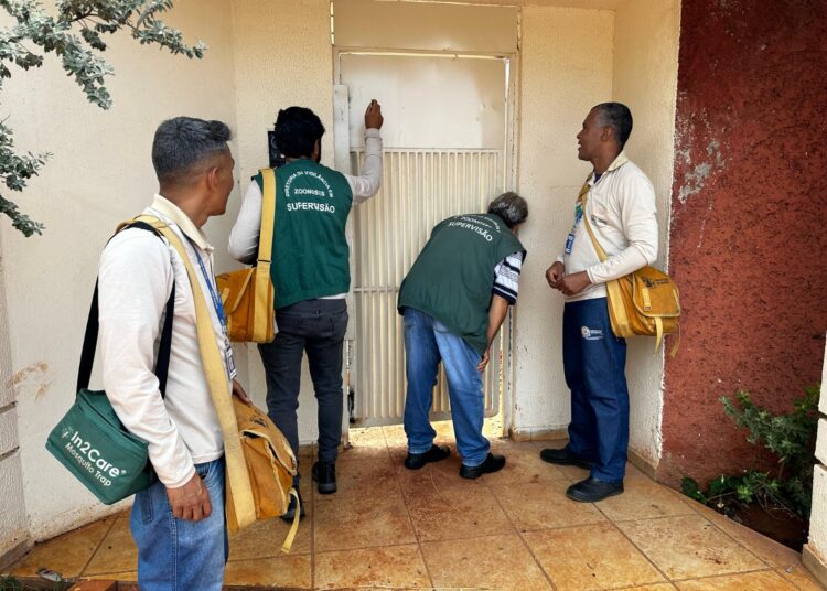 Prefeitura de Goiânia entra em imóveis abandonados para combater o Aedes aegypti