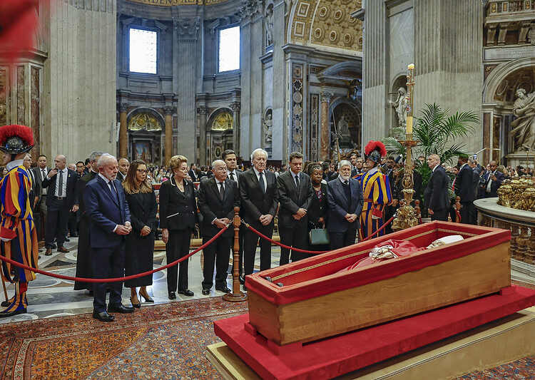 Lula participa do velório do Papa Francisco acompanhado de Janja e líderes políticos