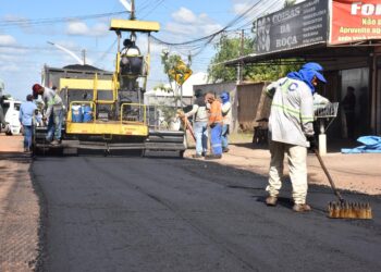 CBUQ: Asfalto usado em rodovias começa a cobrir avenidas no Santa Luzia e Village Garavelo