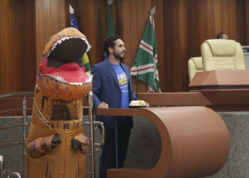 Impostossauro vira símbolo de protesto na Câmara de Goiânia contra tributos altos