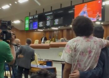 Vereador Fabrício Rosa beija o marido em protesto contra o que chama de 'censura' na Câmara"