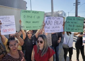 Profissionais da Educação em greve cobram apoio dos vereadores em Aparecida
