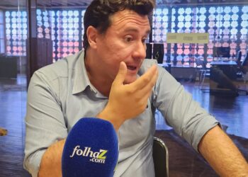 Michel Roriz sobre o Cidadania: "Federação com PSDB não foi benéfica” Olho: Ex-presidente da sigla em Goiás analisa os impactos da aliança com o PSDB e destaca divisão interna no Cidadania @dayrelgodinho foto Michel Roriz, vídeo interna CADEADO. IG vídeo. O ex-presidente do Cidadania em Goiás, Michel Roriz, avaliou que a federação com o PSDB não trouxe benefícios ao partido no Estado. Em entrevista à Folha Z, o atual vice-presidente da legenda afirmou que a união entre as duas siglas enfraqueceu o Cidadania. “A federação não foi saudável. O partido encolheu, as decisões passaram a ser tomadas com maior peso pelo PSDB, e isso nos levou ao entendimento de que era preciso romper”, disse Roriz, em referência ao fim da aliança no plano nacional. Fim da federação não define novo rumo Apesar da ruptura com os tucanos do ex-governador Marconi Perillo, Roriz afirmou que ainda não há definição sobre eventual aliança com a base governista ou adesão à oposição. “Essa é uma decisão que depende da orientação nacional. Só será tomada em 2026”, pontuou. Cidadania dividido Michel Roriz também reconheceu que há divergências ideológicas internas no Cidadania. Segundo ele, o partido reúne parlamentares com posições que vão da centro-direita à centro-esquerda. “Estamos conversando com os presidentes estaduais para entender o contexto de cada unidade da federação e buscar um consenso”, concluiu.