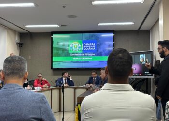 Secretária de Governo Sabrina Garcez é retirada de sessão na Câmara de Goiânia