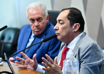 Mandato único de 5 anos: CCJ do Senado aprova fim da reeleição Olho: Proposta de Jorge Kajuru é aprovada na CCJ com período de transição previsto @dayrelgodinho veja uma foto de Kajuru junto com outros colegas na CCJ. Na interna insira uma foto do senador Eduardo Girão. A Comissão de Constituição e Justiça (CCJ) do Senado aprovou nesta 4ª feira (21) a Proposta de Emenda à Constituição (PEC) que acaba com a reeleição no Poder Executivo e unifica todos os pleitos eleitorais em um único ano, com mandatos de 5 anos para todos os cargos. A proposta é de autoria do senador goiano Jorge Kajuru (PSB). O que muda na PEC? Se a PEC for aprovada nas demais etapas, as eleições no Brasil passarão a ocorrer a cada 5 anos, com 1 único turno nacional para a escolha de todos os cargos eletivos: Vereadores Prefeitos Deputados estaduais Governadores Deputados federais Senadores (3 por estado) Presidente da República Atualmente, senadores têm mandato de 8 anos, mas a PEC reduz esse período para 5 anos, alinhando-o aos demais. Fim da reeleição e transição A proposta elimina a possibilidade de reeleição para presidente, governadores e prefeitos. Um período de transição será adotado até a implementação completa: 2026: eleições normais, com possibilidade de reeleição. 2028: eleições municipais (prefeitos e vereadores) com mandatos de seis anos. 2030: eleições gerais (deputados, senadores, governadores e presidente) com mandatos de quatro anos. A partir deste pleito, reeleição estará proibida. 2034: primeira eleição unificada com mandato de cinco anos para todos os cargos. Com isso, o Brasil deixará de realizar eleições a cada 2 anos. Unificação do Senado Originalmente, a PEC previa mandatos de 10 anos para senadores, mas uma emenda do senador Eduardo Girão (Novo-CE) modificou o texto, determinando que os 3 senadores de cada unidade federativa sejam eleitos no mesmo pleito, também com 5 anos de mandato. Kajuru comemora: "Acertei em cheio" Após a aprovação na CCJ, o senador Kajuru comemorou: “Acertei em cheio. Quem tem direito à reeleição já começa o mandato pensando nela. Ao escolher ministros ou secretários, escolhe pensando em votos, não em competência técnica”, justificou. A proposta ainda precisa passar por votação no plenário do Senado e, depois, na Câmara dos Deputados.