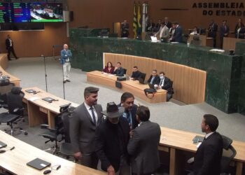 clima no plenário da Assembleia Legislativa de Goiás (Alego) ficou tenso instantes após uma homenagem aos alunos do Colégio Militar Carlos Cunha Filho, de Rio Verde.