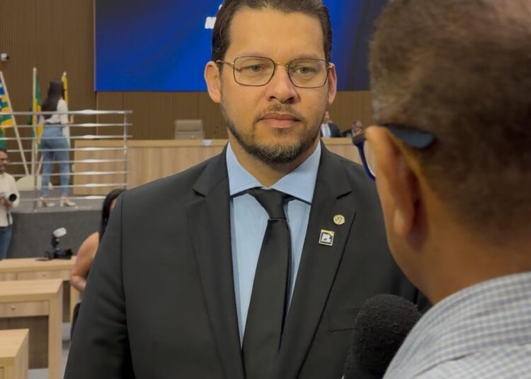 Felipe Cortez no plenário da Câmara de Aparecida nesta 3ª feira (10) | Foto: Divulgação