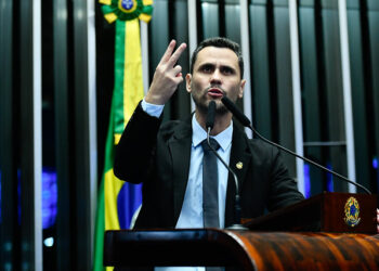 Cleitinho explica filiações a PROS e PSOL antes de iniciar carreira política: “Assinei na boca do caixa”