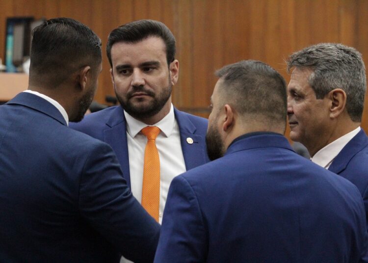 Vereadores em conversa no plenário da Câmara | Foto: Divulgação