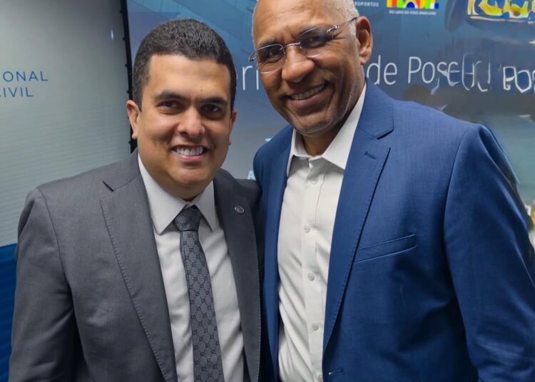 Ex-prefeito Rogério Cruz e o presidente da Anac, Tiago Chagas Faierstein| Foto: Reprodução / Redes sociais