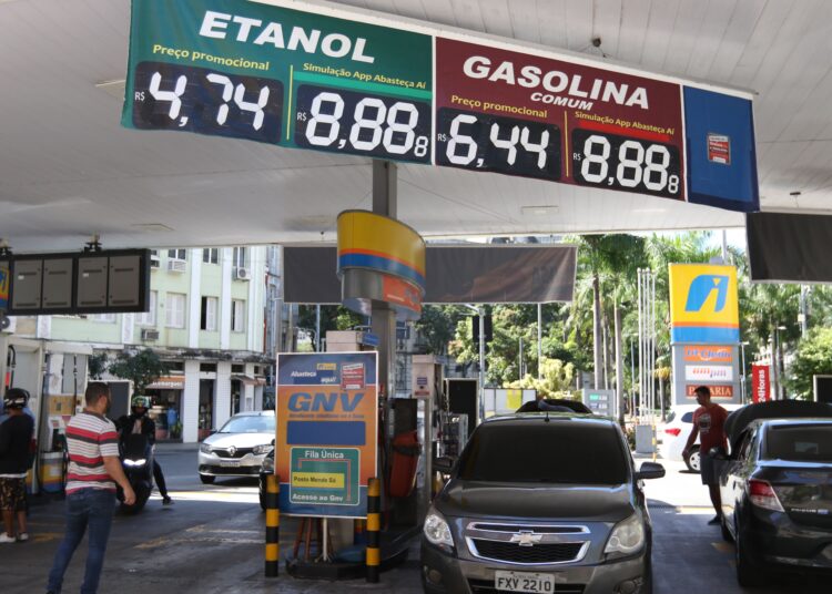 Petrobras anuncia redução no preço da gasolina