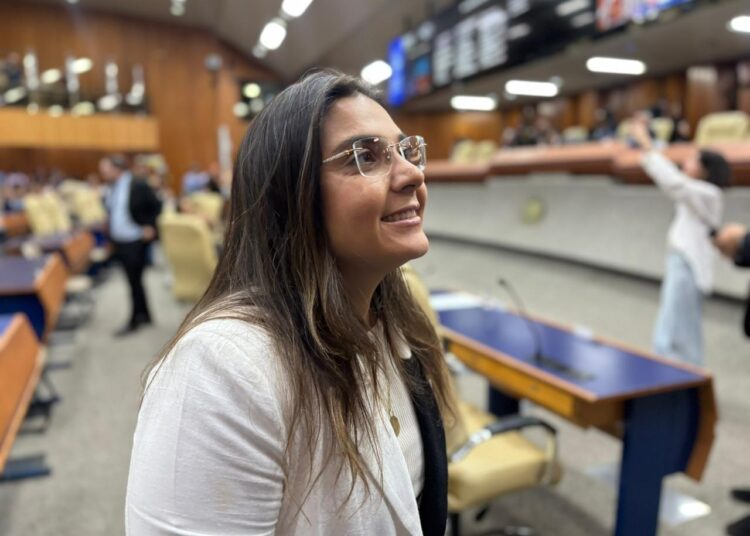 Secretária Sabrina Garcez na Câmara de Goiânia | Foto: Dayrel Godinho / Folha Z